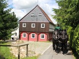 Ferienhaus von außen mit Kutsche